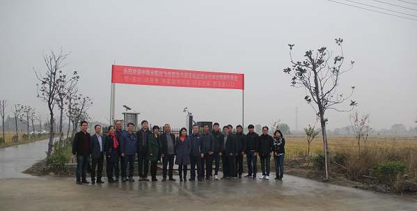 芭乐视频APP污版副总经理朱旭华(左二)为考察团一行详细介绍了水稻病虫害绿色防控设备 芭乐视频APP污版副总经理朱旭华(左二)为考察团一行详细介绍了水稻病虫害绿色防控设备