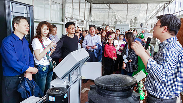芭乐视频APP污版技术专家为培训班介绍水肥一体化系统 芭乐视频APP污版技术专家为培训班介绍水肥一体化系统