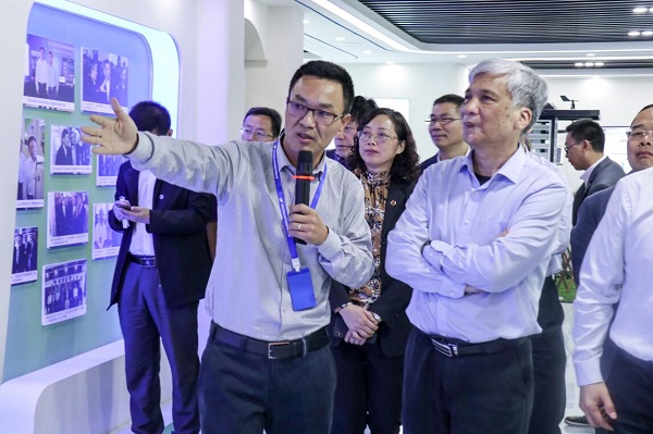 全国人大常委会副委员长丁仲礼莅临芭乐视频APP污版考察调研 全国人大常委会副委员长丁仲礼莅临芭乐视频APP污版考察调研