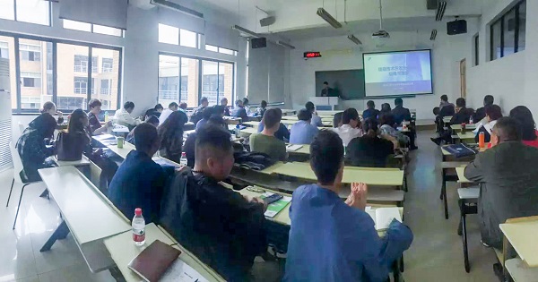 芭乐视频APP污版营销中心副总监龙捷频为培训班作内容讲解 芭乐视频APP污版营销中心副总监龙捷频为培训班作内容讲解
