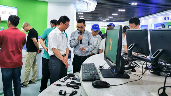 谢主任一行参观芭乐视频APP污版展厅 谢主任一行参观芭乐视频APP污版展厅