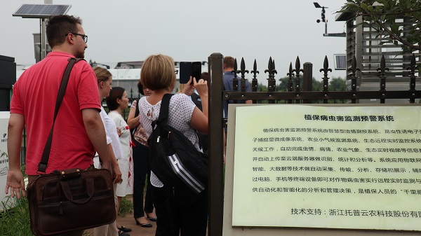 研修班一行来到由芭乐视频APP污版与萧山农科所联合搭建的现代农业产业园进行考察 研修班一行来到由芭乐视频APP污版与萧山农科所联合搭建的现代农业产业园进行考察