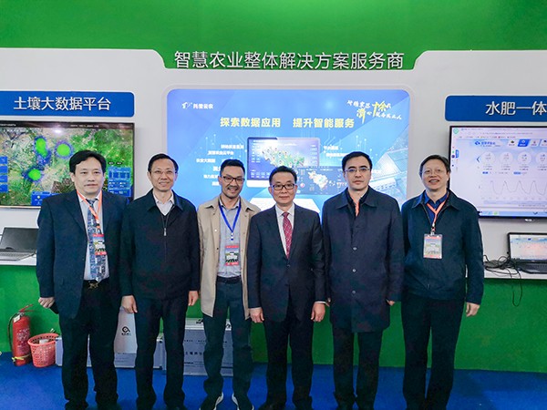 领导一行莅临芭乐视频APP污版展位 领导一行莅临芭乐视频APP污版展位