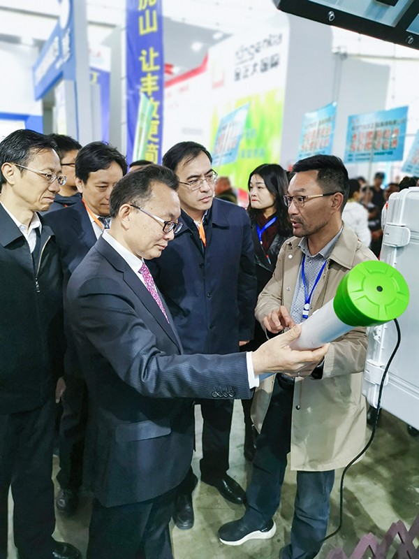 芭乐视频APP污版董事长陈渝阳向刘天金主任介绍智能污芭乐成人墒情监测设备 芭乐视频APP污版董事长陈渝阳向刘天金主任介绍智能污芭乐成人墒情监测设备