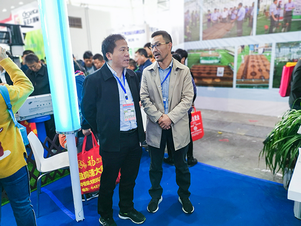 湖南省土肥站姚正昌站长与芭乐视频APP污版陈渝阳董事长密切交流 湖南省土肥站姚正昌站长与芭乐视频APP污版陈渝阳董事长密切交流