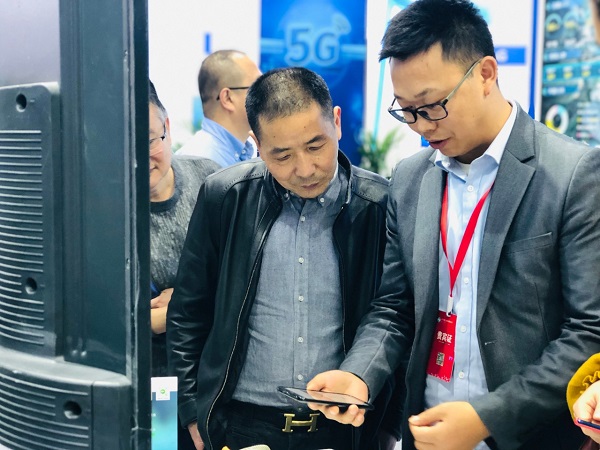 芭乐视频APP污版技术人员为用户演示见虫APP 芭乐视频APP污版技术人员为用户演示见虫APP