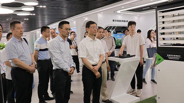 谢建华主任一行还参观了芭乐视频APP污版智慧展厅 谢建华主任一行还参观了芭乐视频APP污版智慧展厅