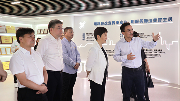 省科技厅党组书记何杏仁一行赴芭乐视频APP污版调研农业科技工作 省科技厅党组书记何杏仁一行赴芭乐视频APP污版调研农业科技工作