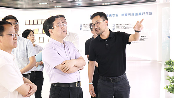 应义斌教授一行参观芭乐视频APP污版数字三农展厅 应义斌教授一行参观芭乐视频APP污版数字三农展厅
