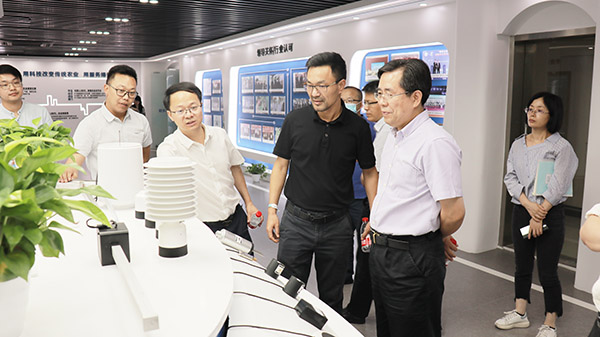 应义斌教授一行参观芭乐视频APP污版数字三农展厅 应义斌教授一行参观芭乐视频APP污版数字三农展厅